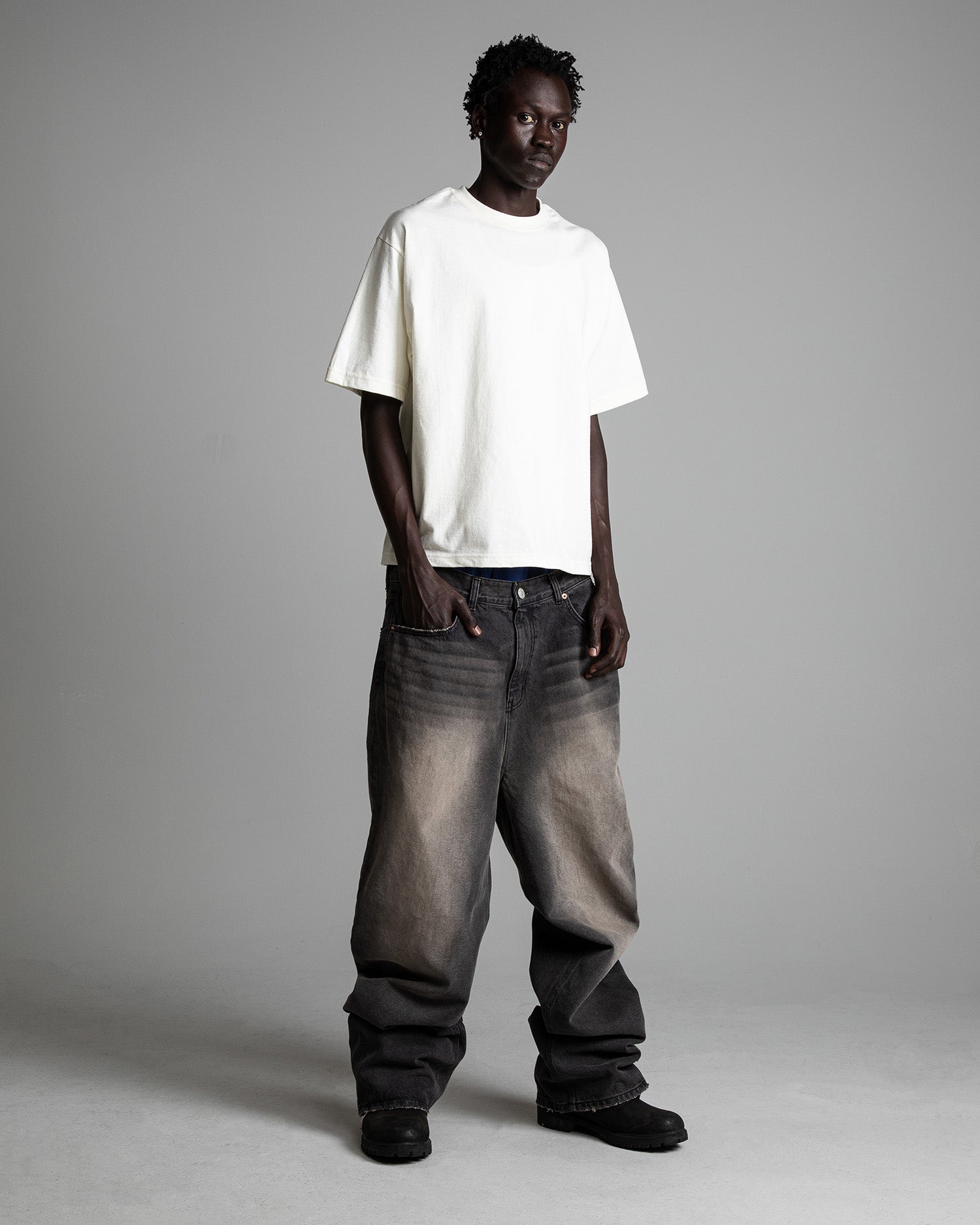 7.5ozMaxHeavyweightCroppedTee_OffWhite_Fullbody001