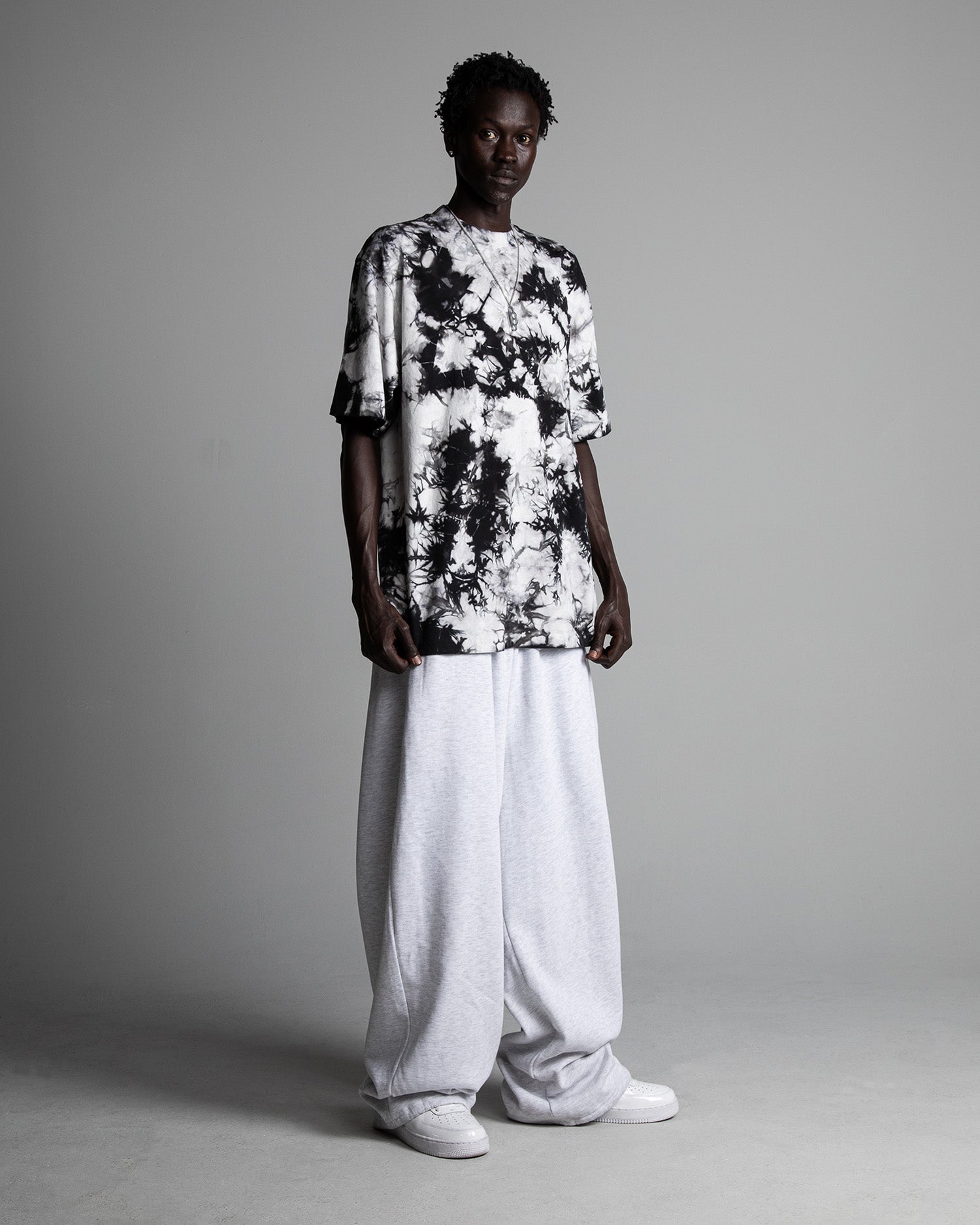 7.5ozMaxHeavyweightTieDye_BlackWhite_Fullbody001