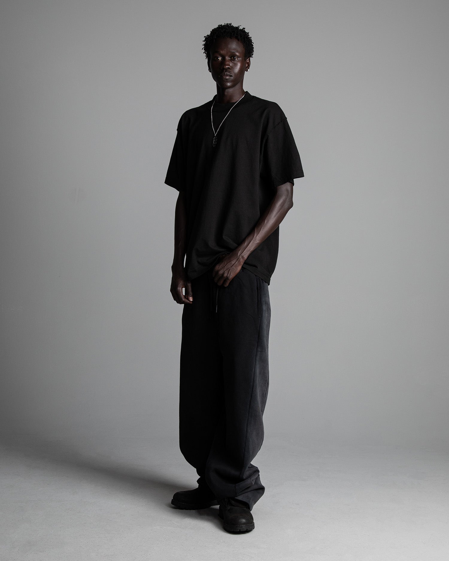 GarmentDyeReverseTee_Black_Fullbody001