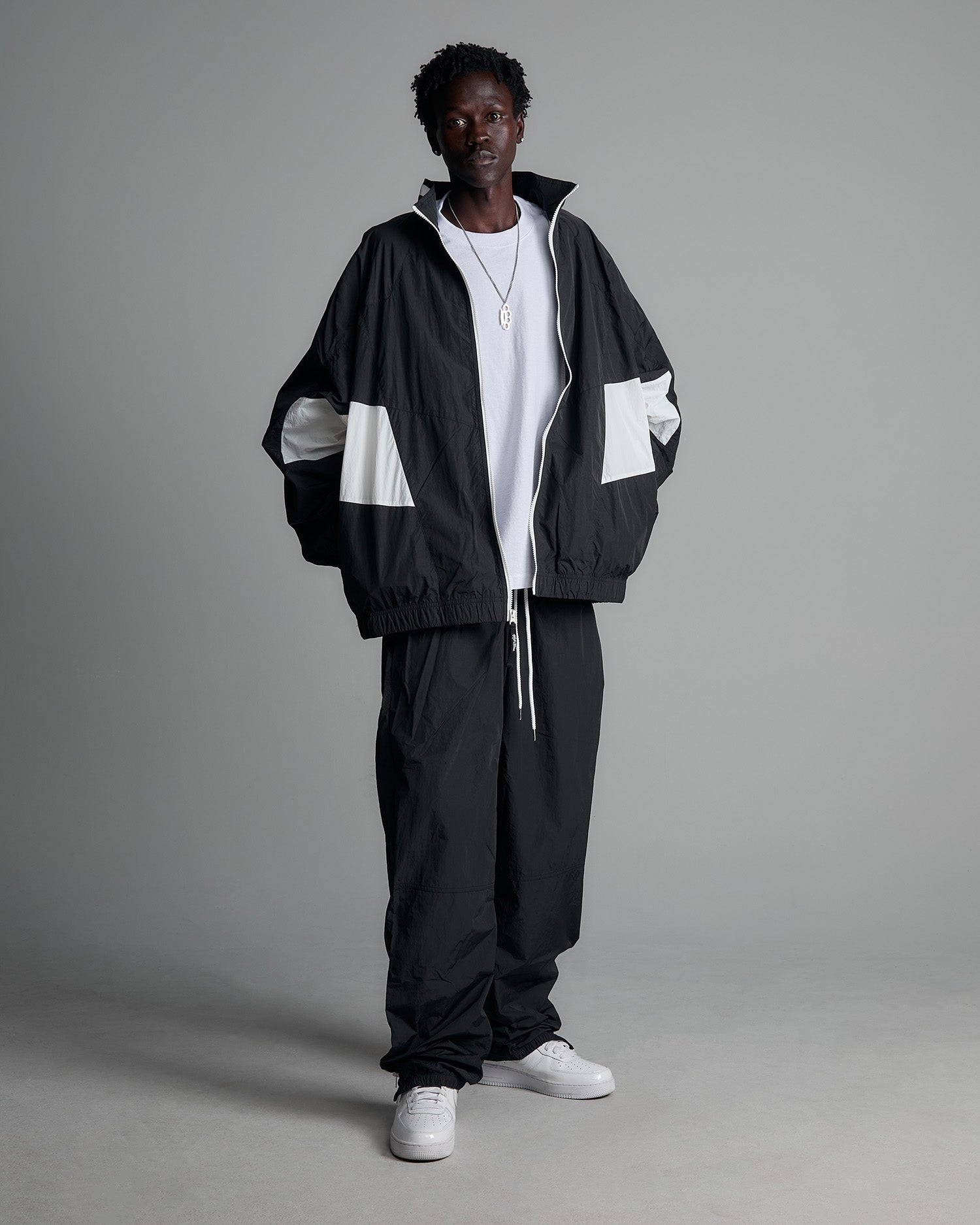 NylonTrackJacket_Black-White_Fullbody001