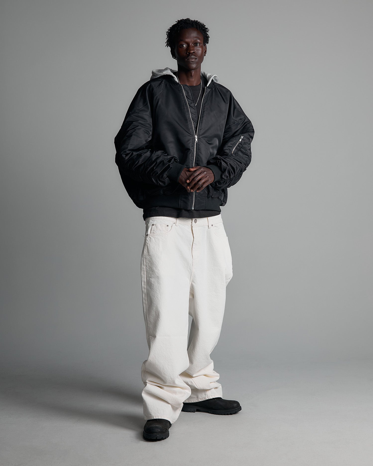 Straightlegdenim_cream_fullbody001