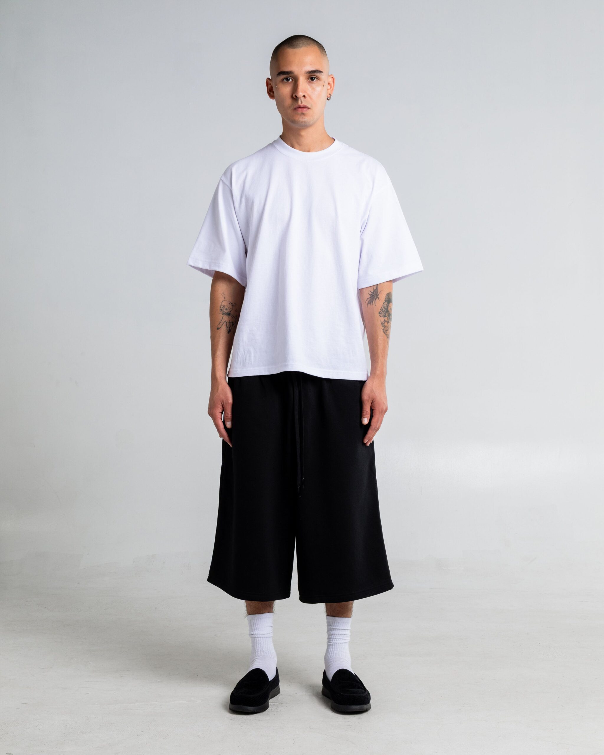 baggy_fleece_shorts_black_fullbody_view005